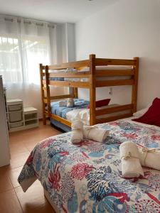 卡耐特蒂貝蘭格的住宿－APARTAMENTO PLANTA BAJA CANET DE BERENGUER，一间卧室配有两张双层床,床上配有毛巾