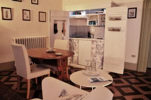 a room with a table and chairs and a kitchen at Resort a Palazzo B&B in Fermo