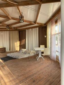 um quarto com uma cama, uma mesa e cadeiras em Tobiana Desert Lodging Negev em ‘Ezuz