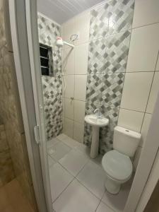een badkamer met een toilet en een wastafel bij Frente ao Mar in Ilha Comprida