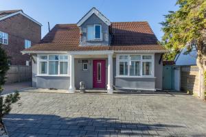 a house with a red door on a driveway at Katolondonhaus in Mitcham