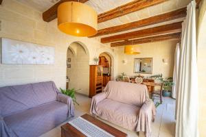 Uma área de estar em Qronfla Holiday Home with Private Pool in Island of Gozo