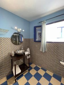łazienka z umywalką i lustrem w obiekcie Antilla Riad w mieście La Antilla +37 zdjęć