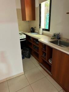 cocina con fregadero y encimera en ArquiArts Casa-Departamento en Barrio Huerto del Sol en 