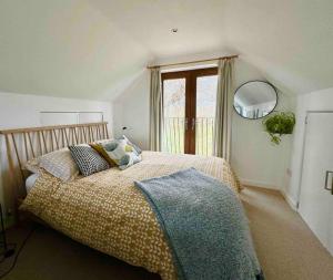 a bedroom with a bed and a window at The Hideaway: Farnsfield (5 mins from Southwell) in Farnsfield