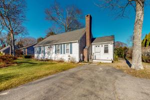 South DennisにあるCape Estate 6の木と通りの白い家