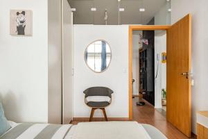 um quarto com uma cama e uma cadeira em Apartamento no Centro - 1 quarto Edifício Copan em São Paulo