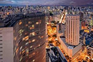 uma vista de um grande edifício numa cidade em Apartamento no Centro - 1 quarto Edifício Copan em São Paulo
