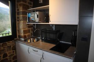 Una cocina o zona de cocina en Osabarena Hotela