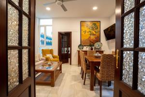 a dining room and living room with a table and chairs at Casa la Mezquita con parking gratis in Córdoba