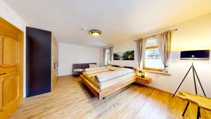 um quarto com 2 camas e uma janela em Ferienhaus Hennewinkl em Oetz