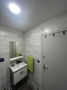 un bagno bianco con lavandino e doccia di Martil dream with private garage a Martil