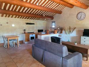 salon z kanapą i kuchnią w obiekcie Logement charme provençal w mieście Cabannes