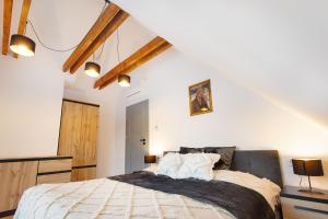 En eller flere senge i et værelse på Aroma Domki - Krynica Zdrój