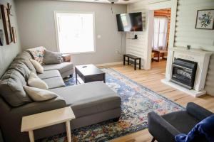 uma sala de estar com um sofá e uma lareira em Brimstone Getaway w/Mountain View’s em Huntsville