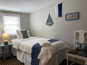 um quarto com uma cama com um cobertor azul e branco em Michillinda Lodge Resort em Whitehall