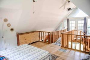 ein Schlafzimmer mit einem Bett und einer Treppe in einem Zimmer in der Unterkunft Brimstone Getaway w/Mountain View’s in Huntsville