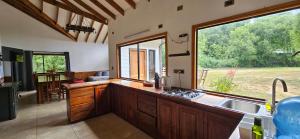 cocina con fregadero y ventana grande en Casa de campo Villarrica, en Villarrica