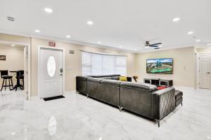 Μια τηλεόραση ή/και κέντρο ψυχαγωγίας στο Sensational 5BR Villa Heated Pool near Hard Rock