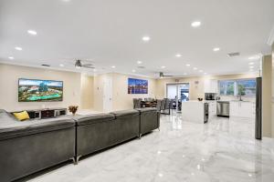 Μια τηλεόραση ή/και κέντρο ψυχαγωγίας στο Sensational 5BR Villa Heated Pool near Hard Rock