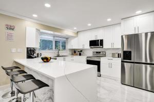Η κουζίνα ή μικρή κουζίνα στο Sensational 5BR Villa Heated Pool near Hard Rock +37 φωτογραφίες
