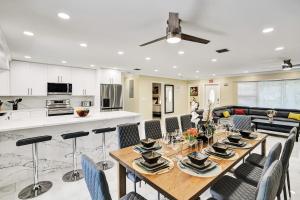 Η κουζίνα ή μικρή κουζίνα στο Sensational 5BR Villa Heated Pool near Hard Rock