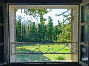 an open window with a view of a field at Logement charme provençal in Cabannes