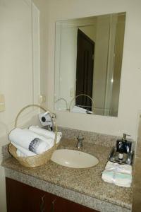 a bathroom counter with a sink and a mirror at Vacation Family Dept 2 Via Costa American Consulate in Guayaquil