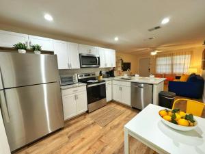 Kuchyň nebo kuchyňský kout v ubytování *NEW* Gorgeous Sunshine - 2BD/1BA - Private Fenced Backyard!