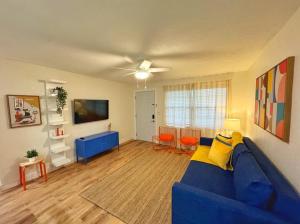 TV a/nebo společenská místnost v ubytování *NEW* Gorgeous Sunshine - 2BD/1BA - Private Fenced Backyard!