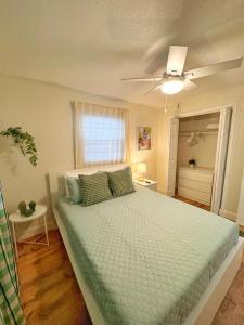 Postel nebo postele na pokoji v ubytování *NEW* Gorgeous Sunshine - 2BD/1BA - Private Fenced Backyard!