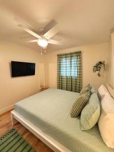 Postel nebo postele na pokoji v ubytování *NEW* Gorgeous Sunshine - 2BD/1BA - Private Fenced Backyard!