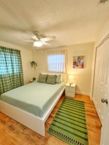 Postel nebo postele na pokoji v ubytování *NEW* Gorgeous Sunshine - 2BD/1BA - Private Fenced Backyard!