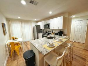 Kuchyň nebo kuchyňský kout v ubytování *NEW* Gorgeous Sunshine - 2BD/1BA - Private Fenced Backyard! + 14 fotografií