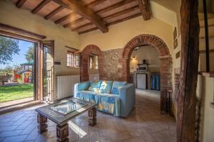 a living room with a couch and a table at Agriturismo Antico Borgo Montacuto in Pari