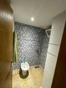 uma casa de banho com um WC e um lavatório em Cosy & spacious apartment em Temara