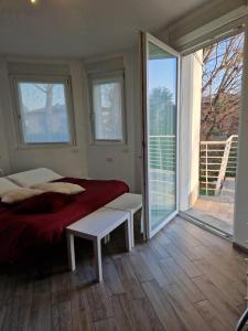 um quarto com uma cama e uma porta de vidro deslizante em BeB Casa di Lia em Carugo