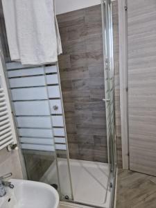 uma casa de banho com um chuveiro e um lavatório. em BeB Casa di Lia em Carugo