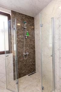 una ducha con puerta de cristal en un baño en Topalov, en Sandanski 20 fotos más