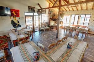 a room with tables and chairs in a restaurant at Етно комплекс "Поп Грую Бански" in Banya