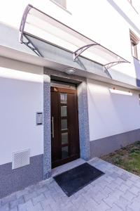 una porta d'ingresso di un edificio con lucernario di Apartment Betty a Sandanski