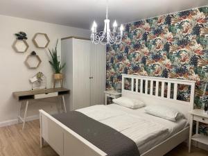 a bedroom with a bed with a floral wallpaper at Best apartments on Lyatoshinsky street in Zhytomyr