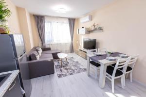 - un salon avec un canapé et une table dans l'établissement Apartment Betty, à Sandanski