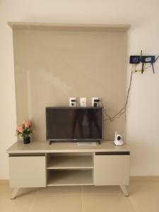 TV en un escritorio en una habitación en FLECHEIRAS ATLANTICO, en Trairi