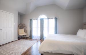 Un pat sau paturi într-o cameră la Elegant Executive Escape 3800 sqft 5 bedroom home