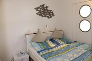 グローセンブローデにあるFerienwohnung-Meeresblickのベッドルーム1室(枕2つ、窓2つ付)