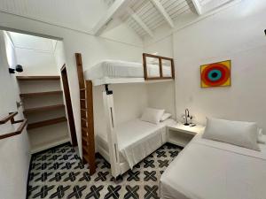 Zimmer mit 2 Etagenbetten und einem Waschbecken in der Unterkunft Seaflower Boutique lodge in Providencia