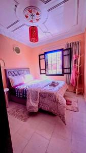 - une chambre avec un lit et un lustre dans l'établissement Simons house, à Marrakech
