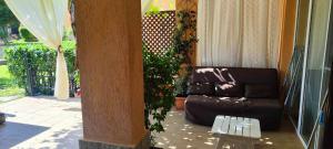 ein Wohnzimmer mit einem Sofa und einem Tisch in der Unterkunft Sozopoli Hills Simeonov Apartments in Sozopol
