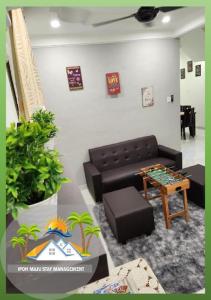 - un salon avec un canapé et une table dans l'établissement Galaxy Guest Home by Ipoh Maju Stay, à Ipoh
